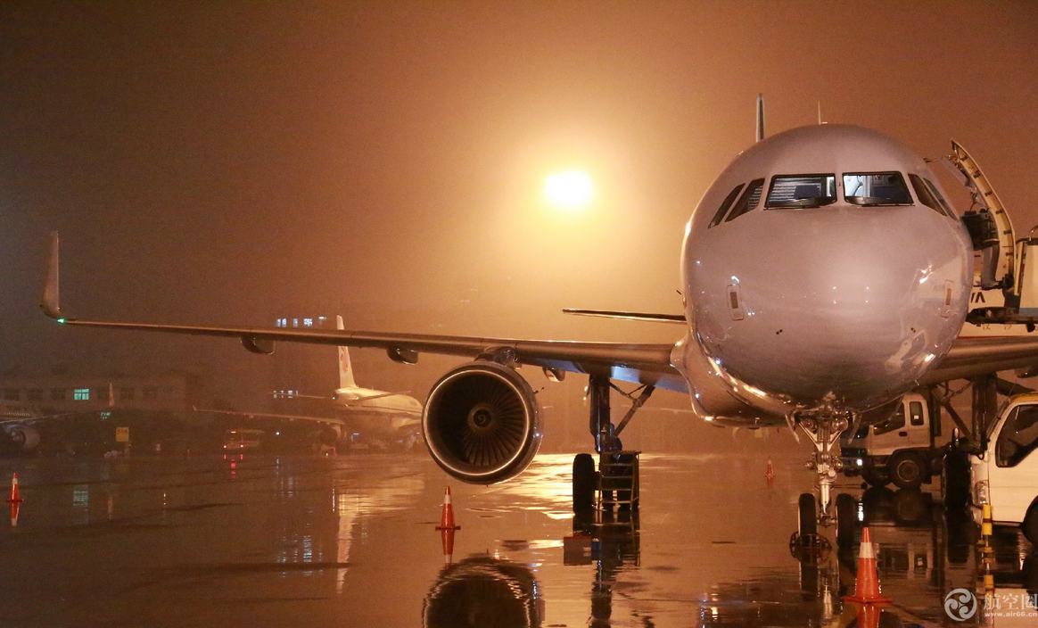 4月7日，浙江长龙航空第15架空客A320客机（注册号B-8335）从天津顺利飞抵杭州萧山国际机场。至此，长龙航空机队规模达到18架。