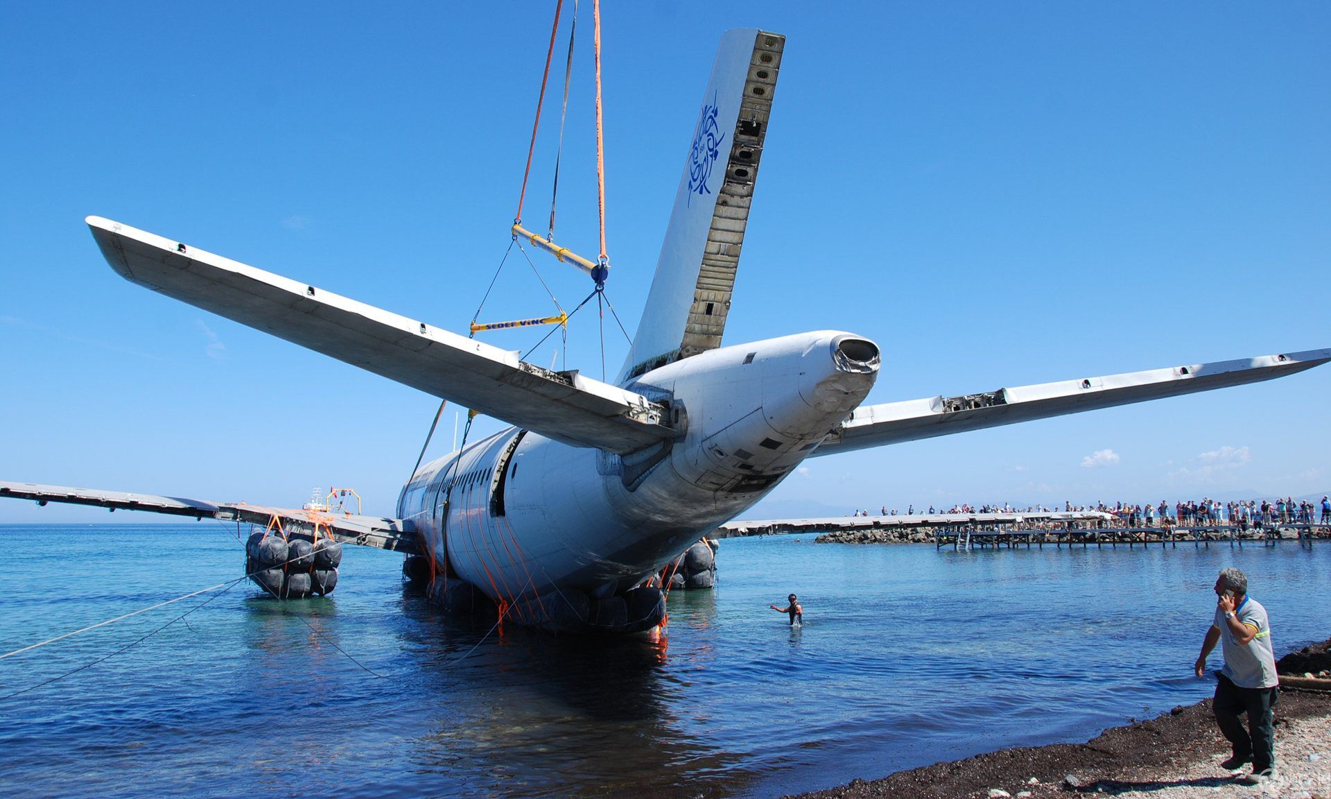 土耳其近日将一架退役的空中客车A300客机沉入度假胜地爱琴海库萨达斯海湾