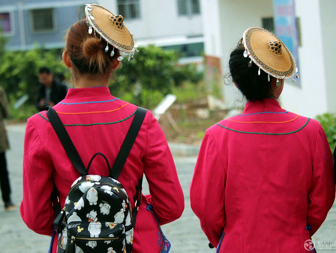 广西河池市环江毛南族自治县身着毛南族花竹帽的姑娘，环江是全国唯一的毛南族自治县。