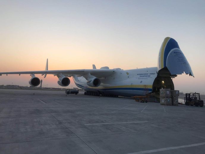 全世界最大的运输机安-255降落天津机场