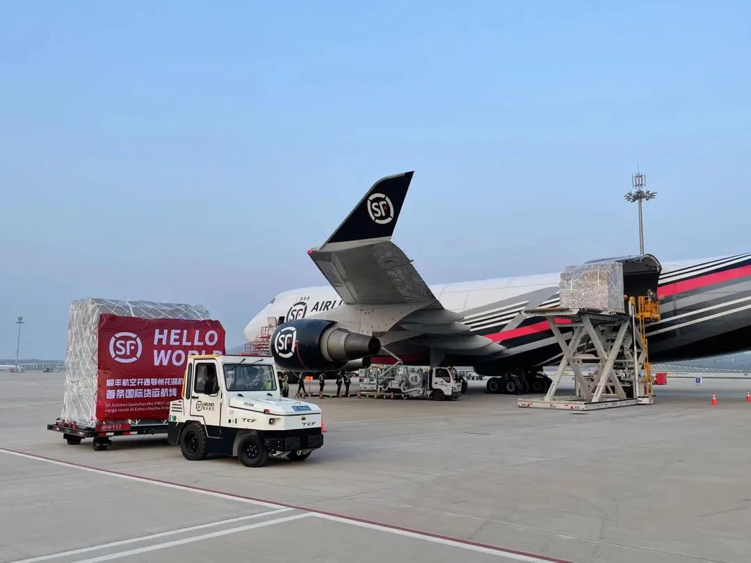 鄂州花湖机场首条国际货运航线开通 顺丰航空波音747执飞