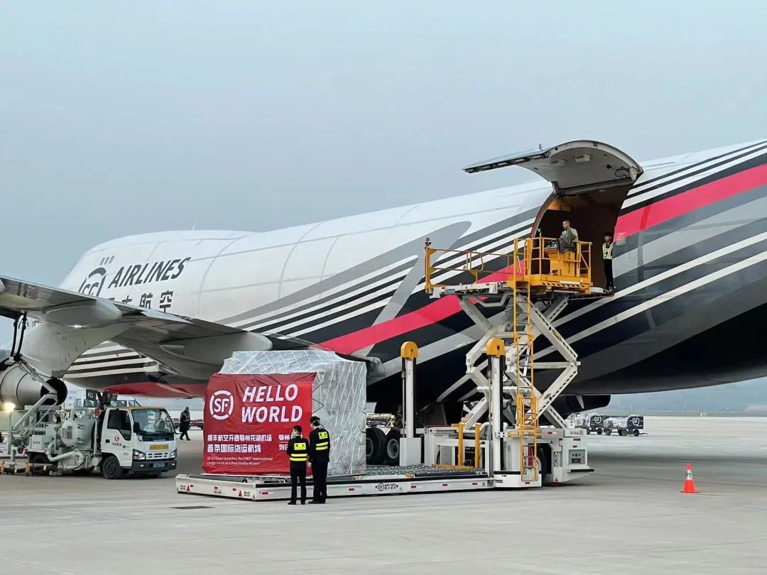 鄂州花湖机场首条国际货运航线开通 顺丰航空波音747执飞