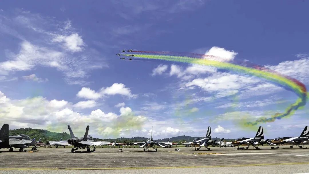 空军八一飞行表演队在第16届兰卡威国际海事和航空展精彩亮相