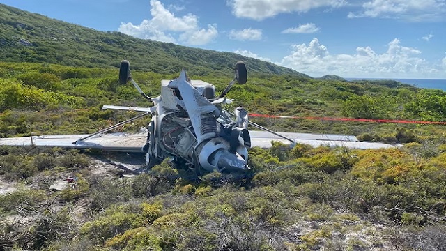 澳大利亚一架小型飞机出现故障撞到树上倒扣地上 机上10人奇迹生还