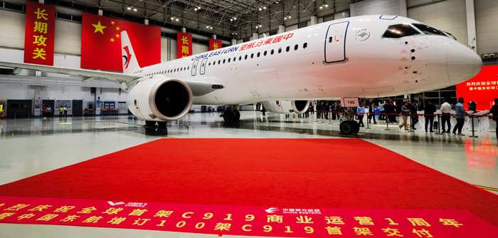 中国国产大飞机商运一周年 东航接收增订100架C919首架机