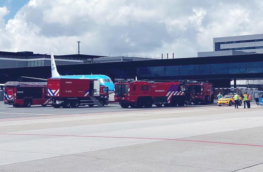 荷兰机场1人困在飞机发动机惨死 乘客紧急疏散