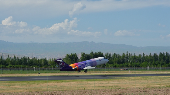 首架ARJ21客改货飞机首航飞中亚