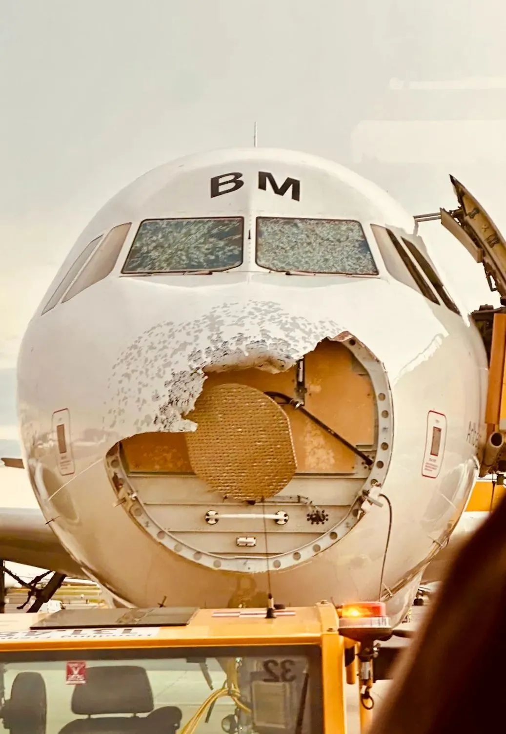 飞机遭雹击严重受损 机长“盲降”成功！