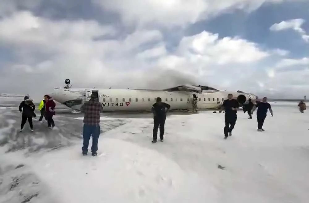 达美航空客机在加拿大降落后翻覆 机腹朝上“倒头栽” 乘客像蝙蝠倒挂