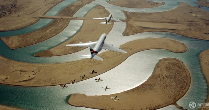 为了庆祝阿联酋建国47周年，阿联酋航空、阿提哈德航空、flydubai和Air Arabia与阿联酋空军骑士特技飞行表演队2018年12月2日天上演了一场精彩的编队飞行，场面壮观，非常震撼。