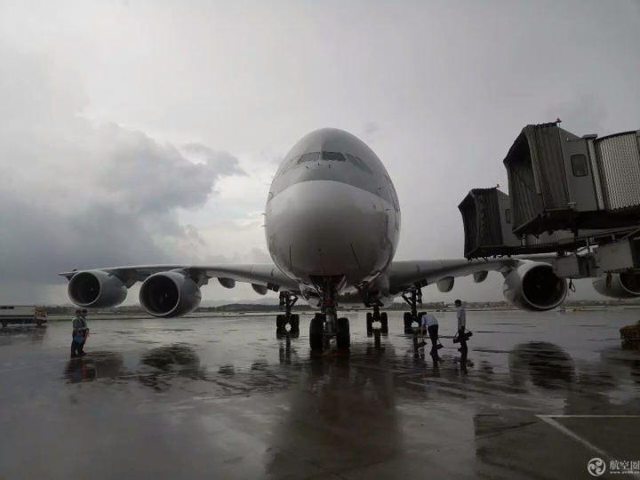 7月1日下午，卡塔尔航空公司的空中客车A380客机首航航班成功降落在广州白云国际机场