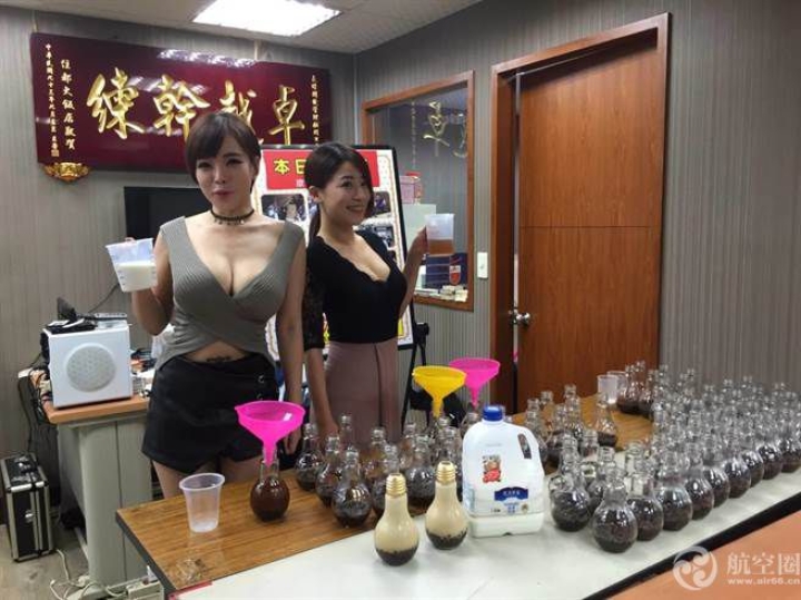 台湾一家珍珠奶茶店请美女推销“珠宝灯奶茶”