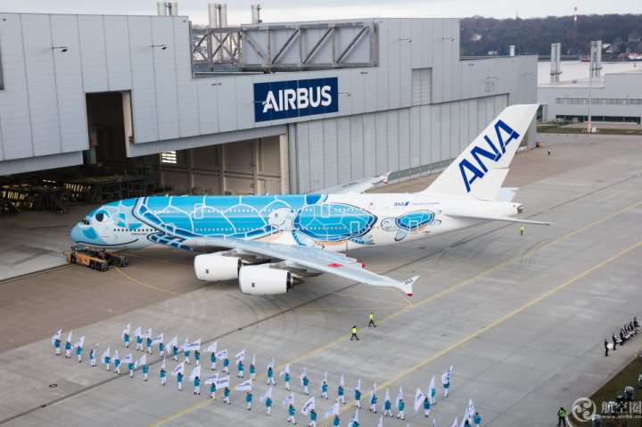 全日空（ANA）首架空中客车A380客机已从德国汉堡的空中客车喷漆厂出厂，这架飞机机身上漆有独特的夏威夷绿色海龟涂装。