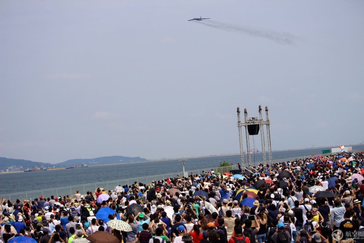 2018新加坡航展2月10日开始向公众开放，美国空军B-52 H轰炸机低空飞过航展现场。