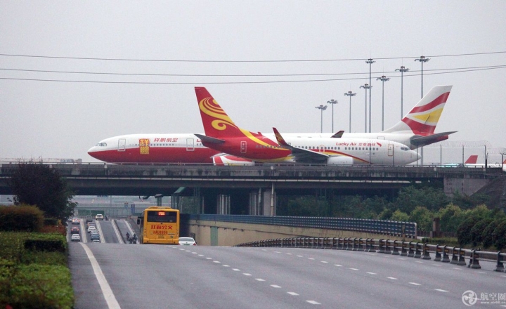 桥上过飞机，桥下跑汽车！2019年10月4日拍摄于成都双流机场附近大件路。
