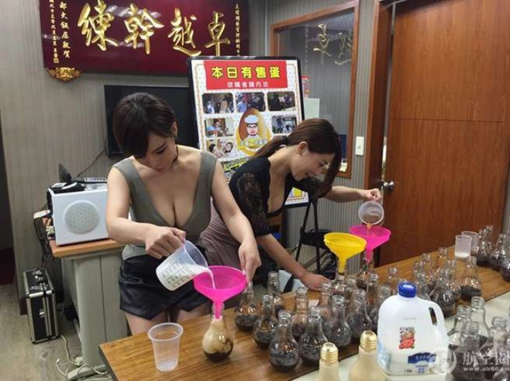 台湾一家珍珠奶茶店请美女推销“珠宝灯奶茶”