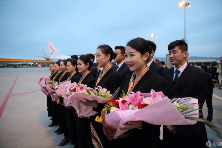 5月15日，瑞丽航空新引进的两架波音B737-800型飞机先后降落在昆明长水国际机场