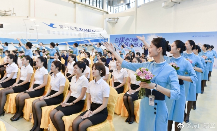   8月16日，厦门航空举办首批台湾籍空中乘务员入职仪式