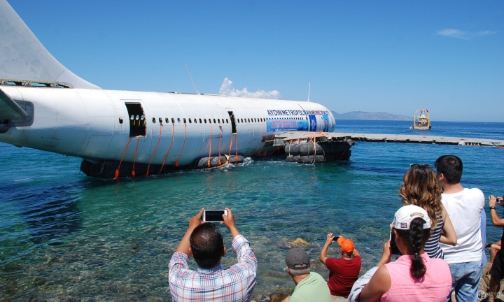 土耳其近日将一架退役的空中客车A300客机沉入度假胜地爱琴海库萨达斯海湾