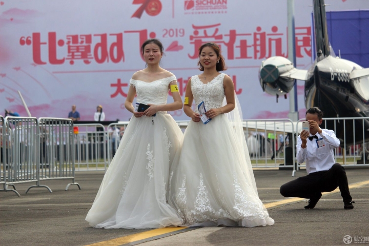 2019四川航展举行集体婚礼 70对新人祝福新中国70周年