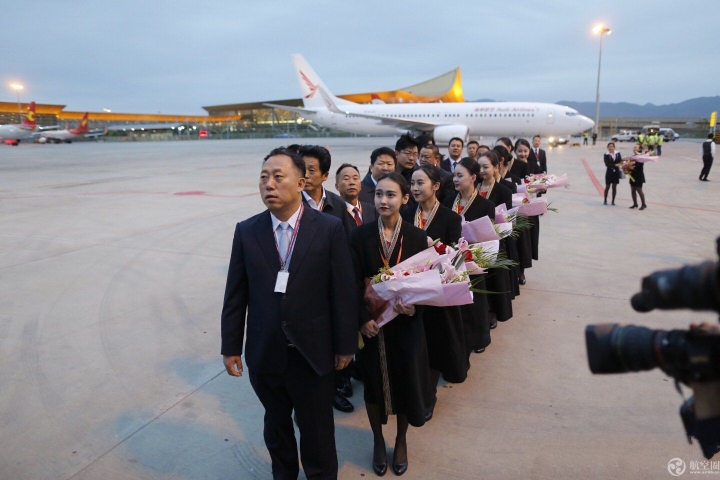 5月15日，瑞丽航空新引进的两架波音B737-800型飞机先后降落在昆明长水国际机场