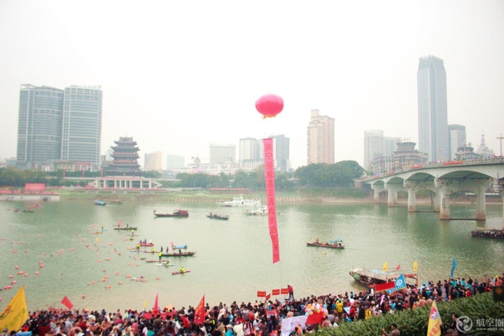 2018年1月1日，广西南宁举行一年一度的邕江冬泳活动，3600人参加，不少人携带大幅毛泽东画像参加冬泳。