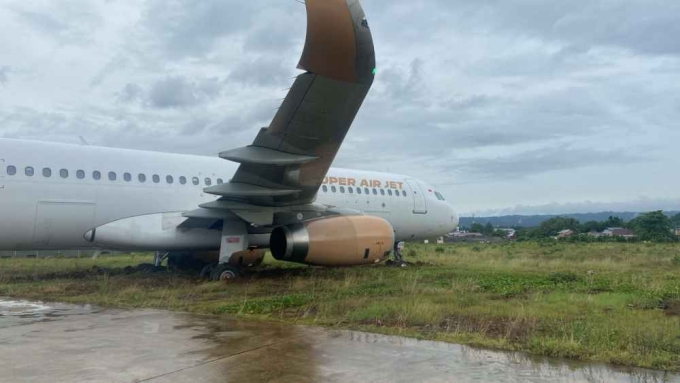 印尼超级航一架A320客机降落时冲出跑道