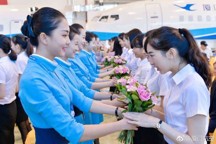   8月16日，厦门航空举办首批台湾籍空中乘务员入职仪式