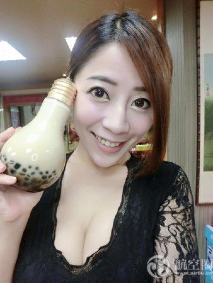 台湾一家珍珠奶茶店请美女推销“珠宝灯奶茶”