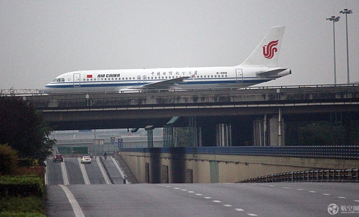 桥上过飞机，桥下跑汽车！2019年10月4日拍摄于成都双流机场附近大件路
