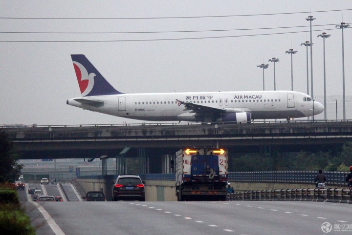 桥上过飞机，桥下跑汽车！2019年10月4日拍摄于成都双流机场附近大件路。