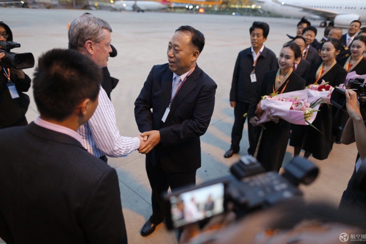 5月15日，瑞丽航空新引进的两架波音B737-800型飞机先后降落在昆明长水国际机场